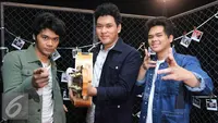 Pemain Band TheOvertunes berpose seusai pembuatan video klip di Jakarta, Rabu (16/12). Album The Overtunes berjudul selamanya, dijadikan official soundtrack film Ngenest Movie dengan lagu Mungkin dan Ku Ingin Kau Tahu. (Liputan6.com/Herman Zakharia)