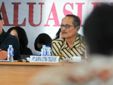 Dirut SCTV, Sutanto Hartono (kiri) saat presentasi Evalusi Dengar Pendapat (EDP) di kantor KPID, Jakarta, Senin (16/5). EDP bertujuan memberi penilaian terhadap rencana program siaran pengelola televisi (Liputan6.com/Yoppy Renato)