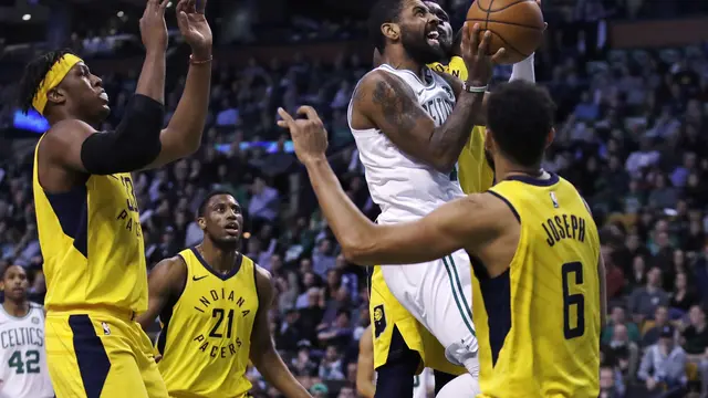 Kyrie Irving (baju putih) dijaga ketat pemain Pacers
