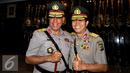 Brigjen Pol Paulus Waterpaw (kiri) berfoto dengan Brigjen Royke Lumowa usai serah terima jabatan di Mabes Polri, Jakarta, Jumat (31/7/2015). Paulus Waterpaw menggantikan Pol Yotje Mende sebagai Kapolda Papua yang baru. (Liputan6.com/Yoppy Renato)
