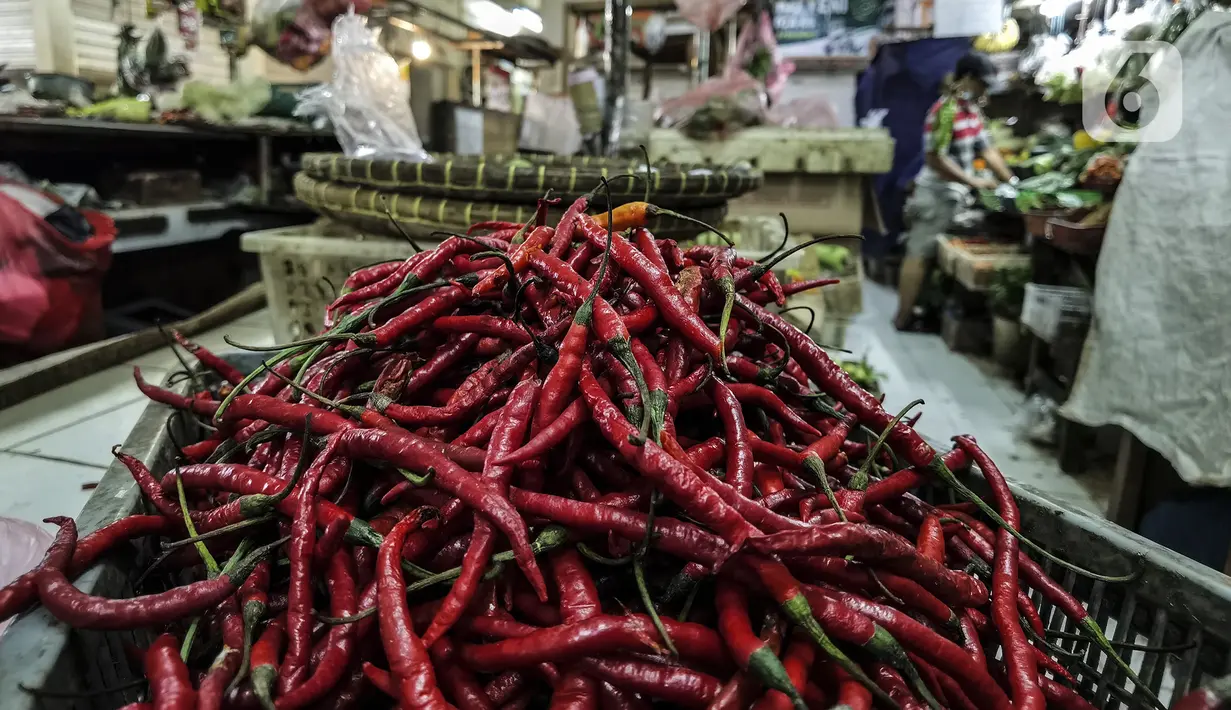 Cabai dijual di Pasar Pos Pengumben, Jakarta, Minggu (6/3/2022). Beberapa harga kebutuhan pokok di Jakarta merangkak naik menjelang bulan puasa atau Ramadhan. (Liputan6.com/Johan Tallo)