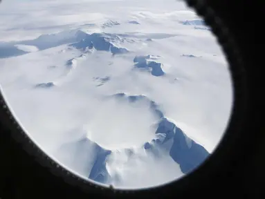 Pegunungan es terlihat dari pesawat di wilayah Antartika Peninsula, (4/11). Operasi IceBridge yang dilakukan peneliti NASA berhasil menggambarkan kondisi es di Antartika lewat foto yang diambil dari pesawat Lockheed P-3 1966. (Mario Tama/Getty Images/AFP)