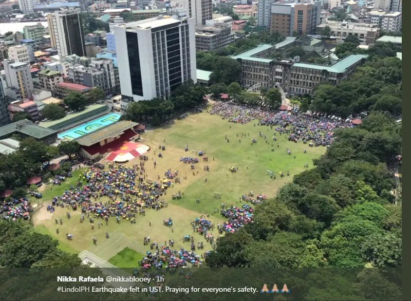 Evakuasi di depan Universitas Santo Tomas Manila (Nikka Rafaela/Twitter/News.com.au)