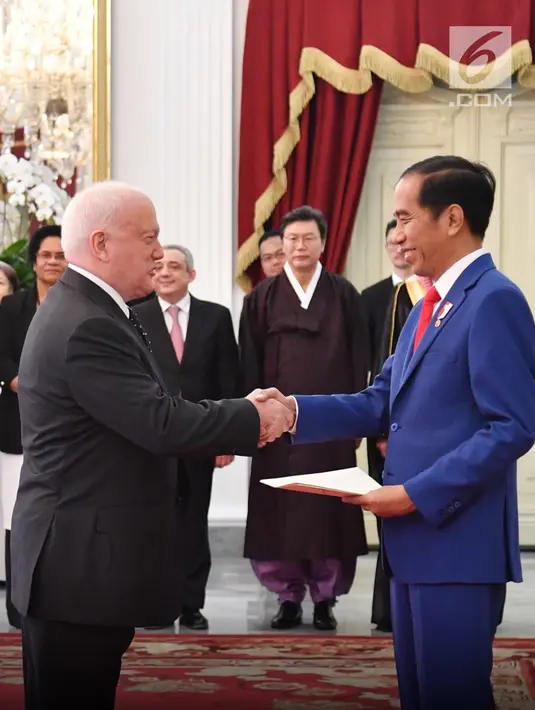 Presiden Jokowi menerima surat kepercayaan dari 11 Dubes Luar Biasa dan Berkuasa Penuh (LBBP), Jakarta, Rabu (4/4). Jokowi didampingi Menlu Retno Marsudi dan Sekretaris Kabinet Pramono Anung. (Liputan6.com/Pool/Biro Pers Setpres)
