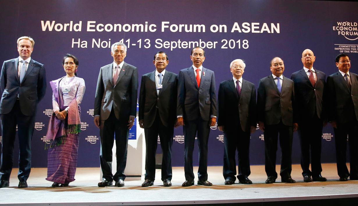 Presiden Joko Widodo atau Jokowi menyampaikan pidatonya pada pembukaan World Economic Forum on ASEAN di National Convention Centre di Hanoi, Vietnam, Rabu (12/9). (AP Photo/Bullit Marquez)