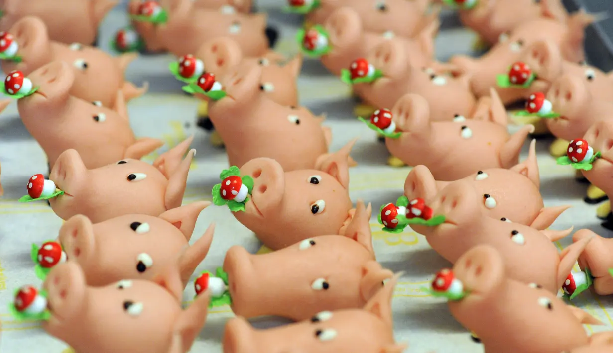 Masyarakat Jerman akan memakan marzipan berbentuk babi untuk mencari nasib baik tahun mendatang. (AFP PHOTO / Patrick Seeger)