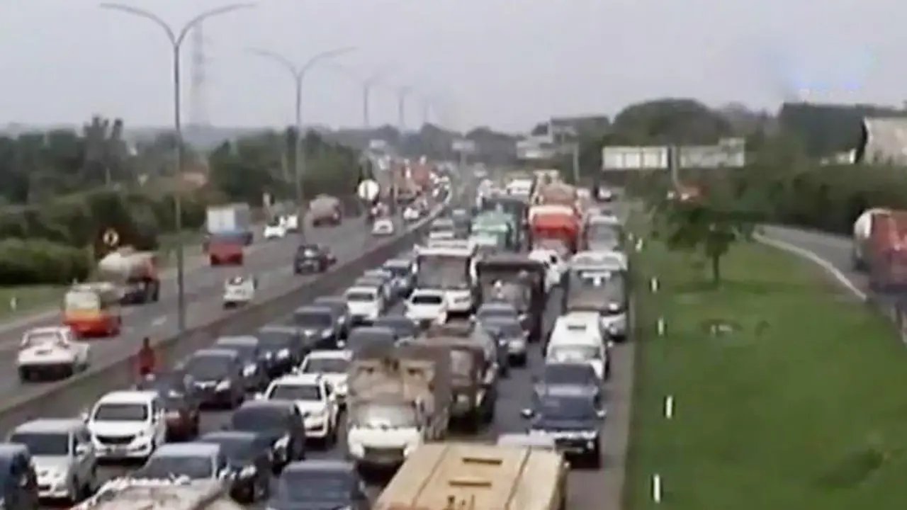  Kepadatan di Tol Jakarta-Cikampek 
