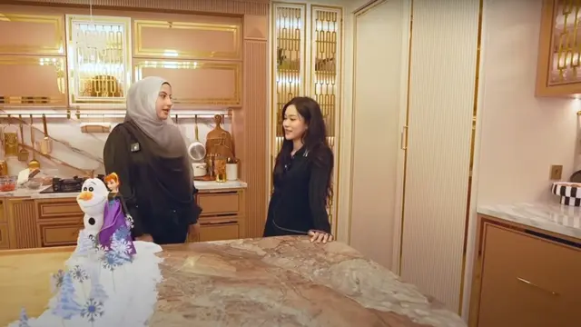 10 Potret Dapur Rumah Tasyi Athasyia, Super Canggih hingga Estetika Glamor dengan Sentuhan Putih dan Emas