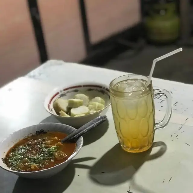 Rekomendasi Tempat Makan Lontong Kikil Enak di Surabaya