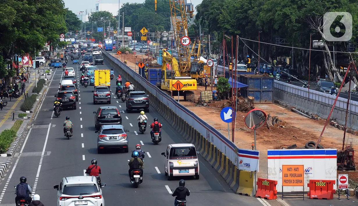 Suasana proyek pembangungan LRT Jakarta Fase 1B Velodrome-Manggarai di Jalan Pemuda, Jakarta, Rabu (13/12/2023). Proyek LRT Jakarta Fase 1B memasuki tahap pengeboran fondasi atau bore pile yang merupakan bagian dari pekerjaan struktur jalan layang. (merdeka.com/Imam Buhori)