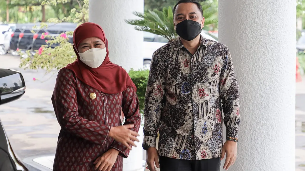 Khofifah menemui Eri Cahyadi di Balai Kota Surabaya. (Dian Kurniawan/Liputan6.com)