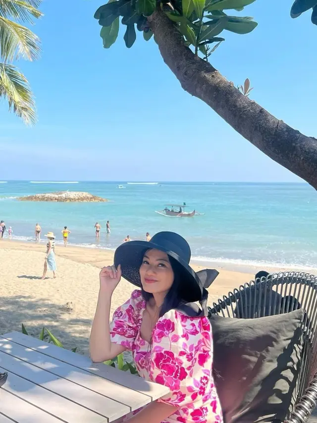 Titi Kamal Liburan di Bali