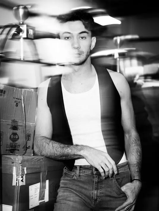 Beberapa netizen menyebut jika penampilan Reza Rahadian ini merupakan pendalaman karakternya di 24 Jam Bersama Gaspar. Selalu totalitas dalam berperan, tak heran jika Reza dipuji sebagai salah satu aktor terbaik. Sukses menjadi aktor, tak sedikit yang sambut antusias film Reza Rahadian ini tanpa melihat penampilannya ketika hadiri gala premiere beberapa waktu lalu. (Liputan6.com/IG/@hagaipakan)
