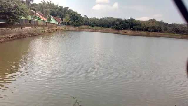 Beberapa bangunan terlihat menghadap ke arah timur di sekitar situ Sarkanjut, Leuwigoong, Garut, Jawa Barat