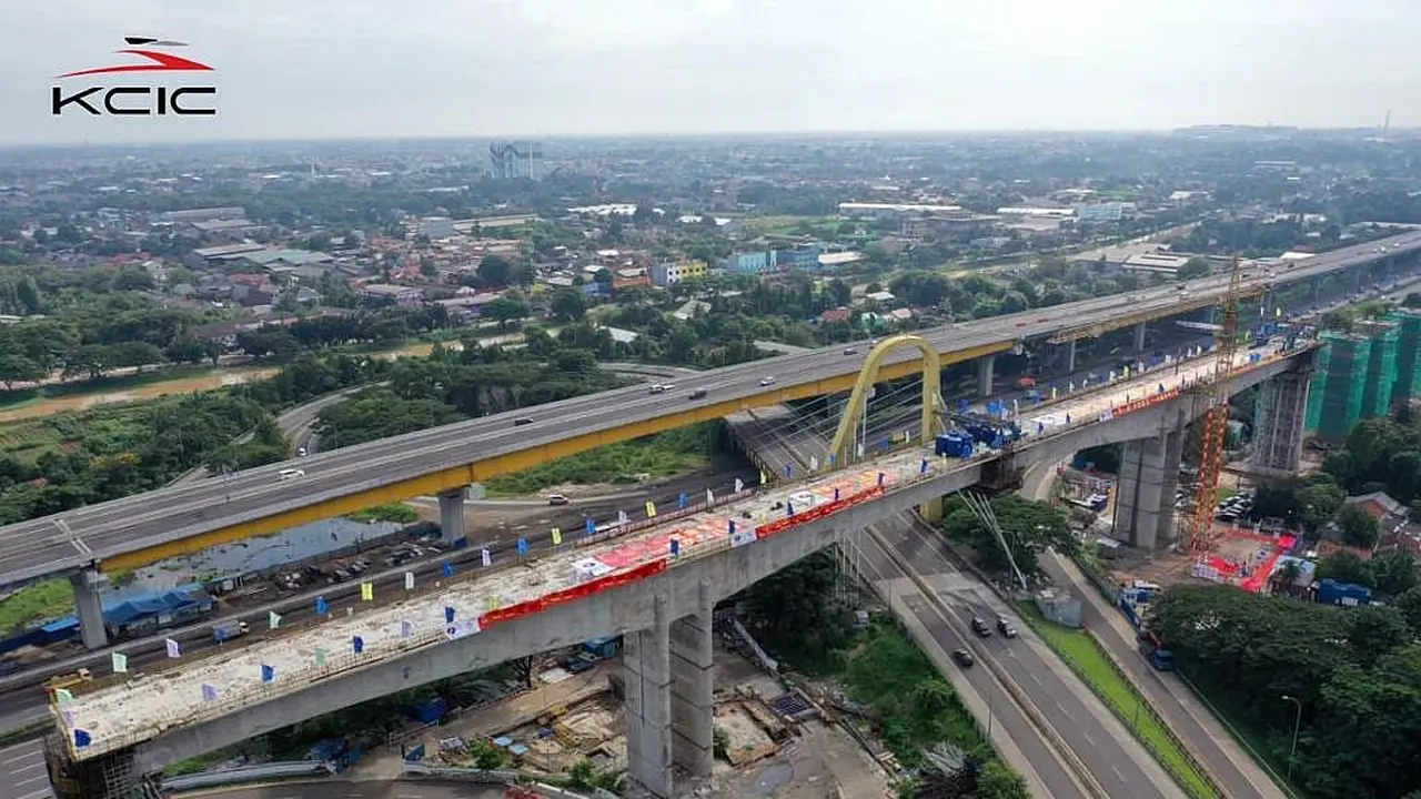 Proyek Kereta Cepat Jakarta-Bandung (KCJB) kembali menuntaskan salah satu pekerjaan struktur layang (elevated) yang merupakan titik kritis pembangunan di area Bekasi. (Dok KCIC)
