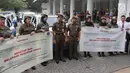 Wakil Gubernur DKI Sandiaga Uno berpose dengan srikandi Satpol PP di halaman Pendopo Balai Kota, Jakarta, Kamis (19/4). Sebanyak 60 srikandi Satpol PP dikerahkan untuk menutup diskotek Exotic dan Sense Karaoke. (Liputan6.com/Arya Manggala)