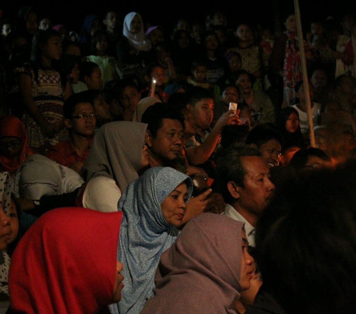 Sandur yang dikenal di Kabupaten Bojonegoro dan Tuban dulunya hiburan petani usai seharian bekerja di sawah. Kemudian berkembang menjadi produk kesenian yang biasa dipentaskan untuk upacara ritual. <br>