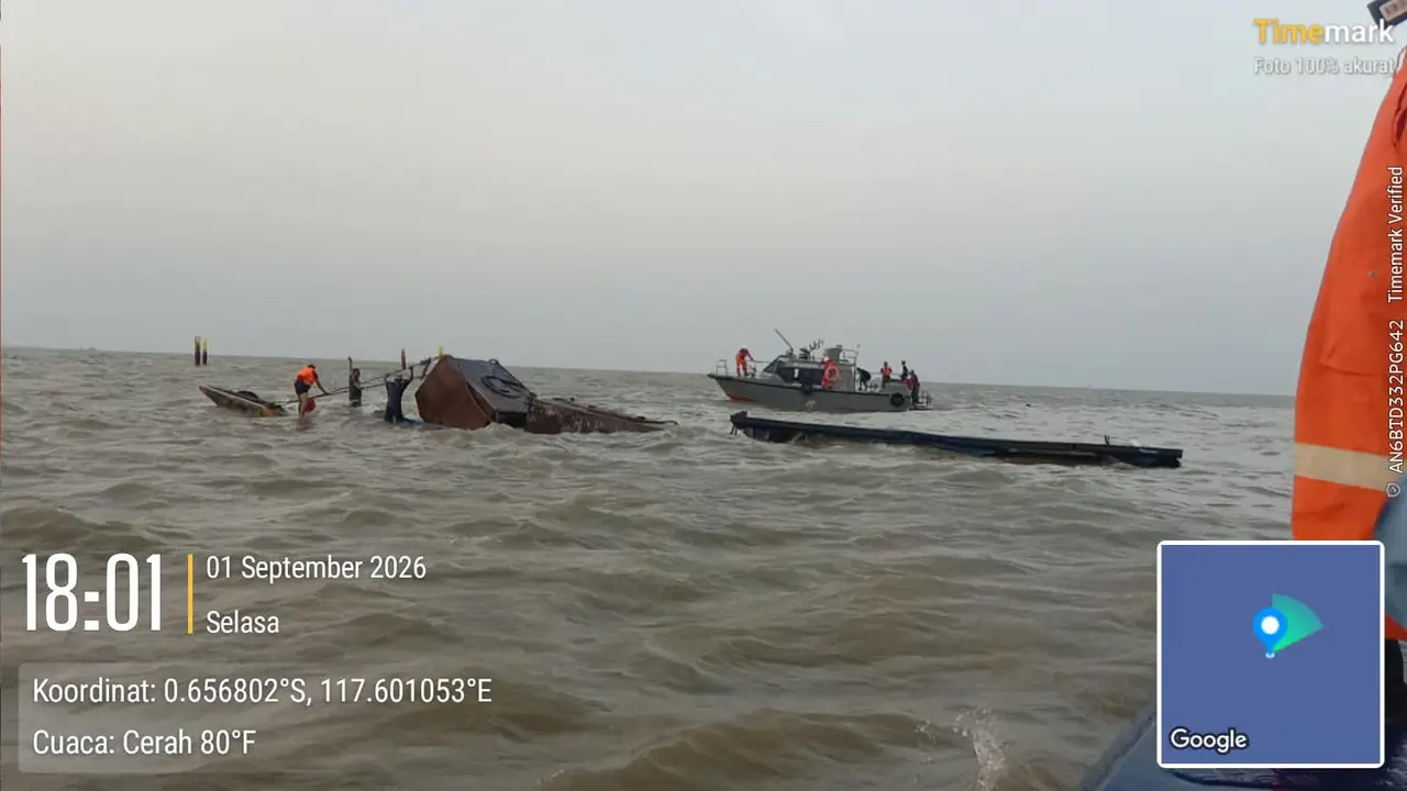 Enam awak kapal selamat setelah kapal mereka tenggelam di Delta Mahakam. Tim Pertamina Hulu Mahakam langsung melakukan evakuasi. (Dok PHM)