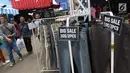 Berbagai macam celana mendapat diskon di ajang Jakcloth Summerfest 2018 di Senayan, Jakarta, Kamis (12/4). Jakcloth Summerfest 2018 diramaikan oleh 380 merek clothing. (Liputan6.com/Angga Yuniar)