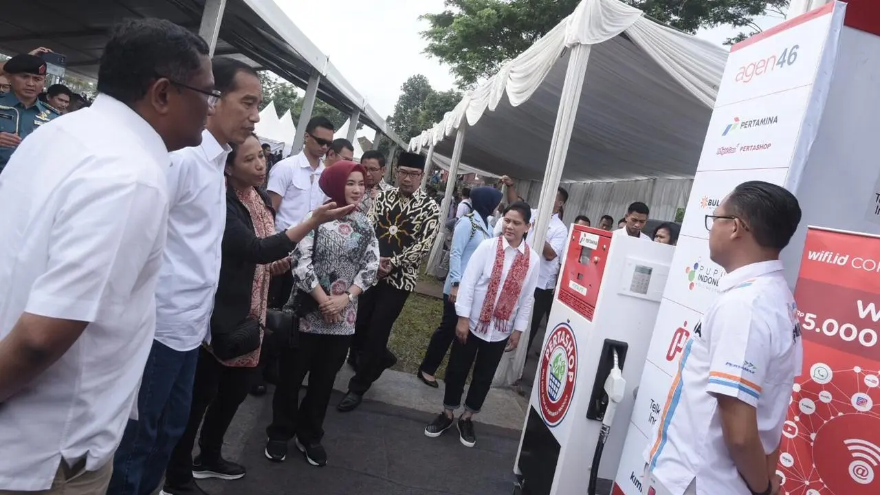 Presisen RI Joko Widodo, didampingi Menteri BUMN Rini Soemarno dan Direktur Utama Pertamina Nicke Widyawati meninjau display Pertashop. (Dok Pertamina)