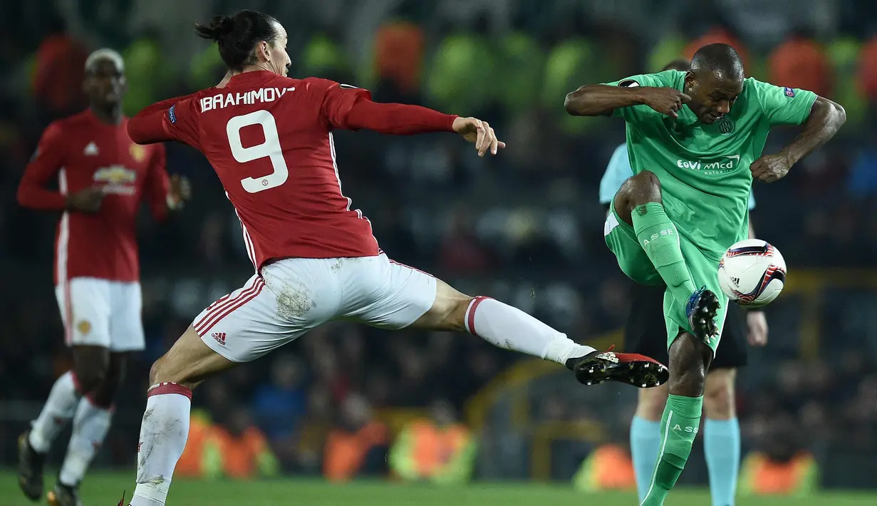 Penyerang Manchester United, Zlatan Ibrahimovic berusaha merebut bola dari bek Saint-Etienne Kevin Theophile-Catherine saat bertanding di Liga Eropa di Olad Trafford, Inggris, (16/2). Ibrahimovic bergabung ke MU 1 Juni 2016. (AFP Photo / Oli Scarff)