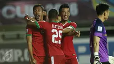 Pemain Timnas Indonesia memeluk Hansamu Yama Pranata (kiri) usai mencetak gol ke gawang Vietnam pada laga semifinal pertama Piala AFF 2016 di Stadion Pakansari, Bogor, Sabtu (3/12). Indonesia unggul 2-1 atas Vietnam. (Liputan6.com/Helmi Fithriansyah)