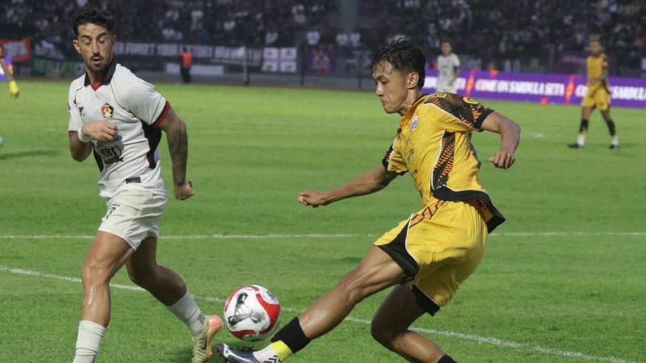 Madura United Rekrut Rifqi Ray, Siap Perkuat Lini Serang Laskar Sape Kerrab Musim Depan