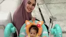 Buah hati Kartika Putri dan Habib Usman belum genap berusia tiga bulan, sebagai orangtua tentunya mereka mempersiapkan banyak hal untuk membawa bayi perempuannya melakukan perjalanan yang jauh. (Instagram/kartikaputriworld)