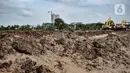 Tumpukan lumpur menjadi pemandangan umum di TPU Rorotan, Jakarta, Senin (1/2/2021). 
 Proyek TPU Rorotan yang diwacanakan oleh Pemprov DKI Jakarta beroperasi pada Februari ini molor dari target untuk menampung jenazah pasien Covid-19. (merdeka.com/Iqbal S. Nugroho)