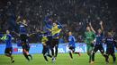 Para pemain Internazionale merayakan kemenangan atas AC Milan pada laga Serie A di Stadion San Siro, Itali, Minggu (13/9/2015). Internazionale berhasil menang 1-0. (AFP Photo/Oliver Morin)