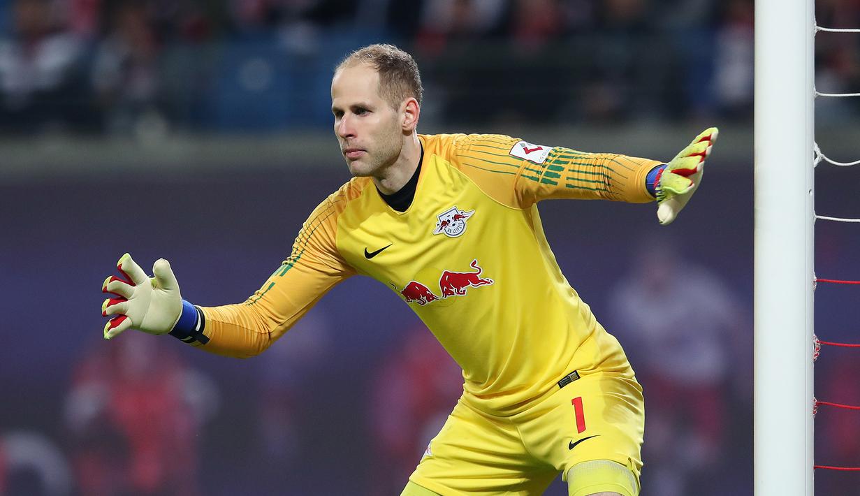 4. Peter Gulacsi (RB Leipzig) - Kiper berusia 30 tahun ini tampil menawan bersama Lepzig hingga ke semifinal Liga Champions. Peter Gulacsi mendapat rating 6.82 berkat 3 kali melakukan clean sheet dari 10 laganya di Liga Champions 2019/2020. (AFP/Ronny Hartmann)