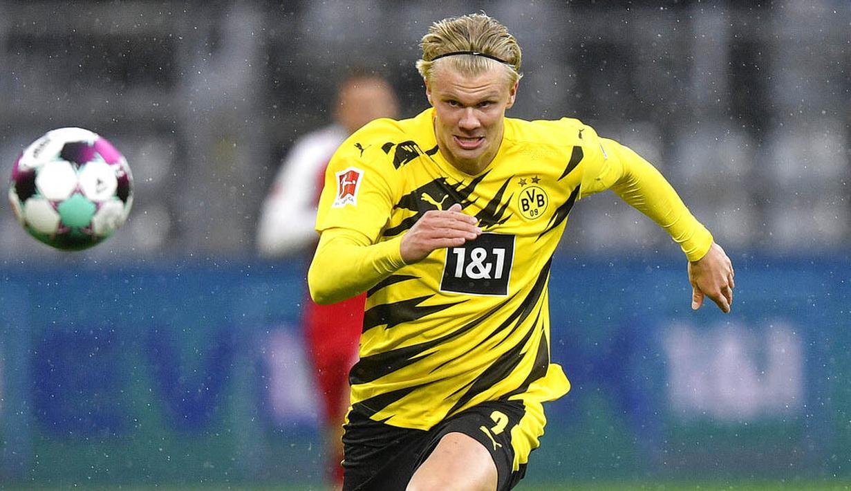 Striker Borussia Dortmund, Erling Haaland, mengejar bola saat melawan Freiburg pada laga Bundesliga di Signal Iduna Park, Sabtu (3/10/2020). Dortmund menang dengan skor 4-0. (AP Photo/Martin Meissner)