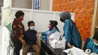 Pemberian vaksin kepada anak di Pekanbaru sebagai penangkal agar terhindar dari Covid-19. (Liputan6.com/M Syukur)