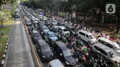 Kendaraan terjebak kemacetan di kawasan Jalan Thamrin dan Merdeka Barat, Jakarta, Senin (2/12/2019). Sejumlah ruas jalan di Jakarta mengalami kemacetan parah akibat aksi reuni 212 di kawasan Monas. (Liputan6.com/Faizal Fanani)
