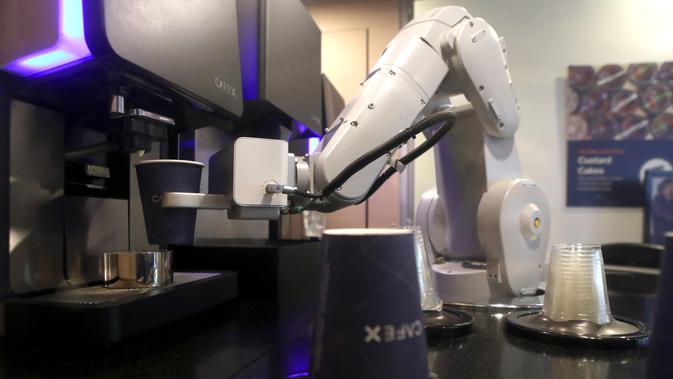 Robot barista membuat kopi di Cafe X, San Francisco, California, AS, Selasa (12/2). Cafe X merupakan salah satu dari beberapa perusahaan layanan makanan yang menggunakan robot. (Justin Sullivan/Getty Images/AFP)