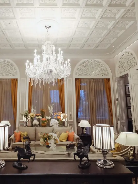 <p>Dekorasi pesta pernikahan Nong Poy dan Oak Phakwa juga terlihat sederhana. Bunga bernuansa orange dan putih terlihat menyatu dengan dekorasi hotel itu sendiri. [@niyadarweddinganswer]</p>