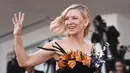 Aktris Australia Cate Blanchett saat tiba untuk pemutaran film 'Tar' pada ajang Venice Film Festival 2022 di Venesia, Italia, 1 September 2022. Penampilan Cate Blanchett ini berbeda dari yang dia kenakan hanya beberapa jam sebelumnya. (Marco BERTORELLO/AFP)