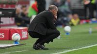 Pelatih AC Milan Massimiliano Allegri menyaksikan pertandingan pada laga Serie A/Liga Italia antara AC Milan vs Udinese di Milan, Italia, Sabtu, 11 April 2026. (AP Photo/Antonio Calanni)
