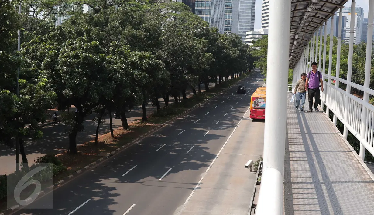 Suasana jalanan yang sepi kendaraan di Jakarta, Jumat (25/3). Menikmati libur panjang, Warga banyak yang menghabiskannya liburan ke luar kota Jakarta. (Liputan6.com/Angga Yuniar)