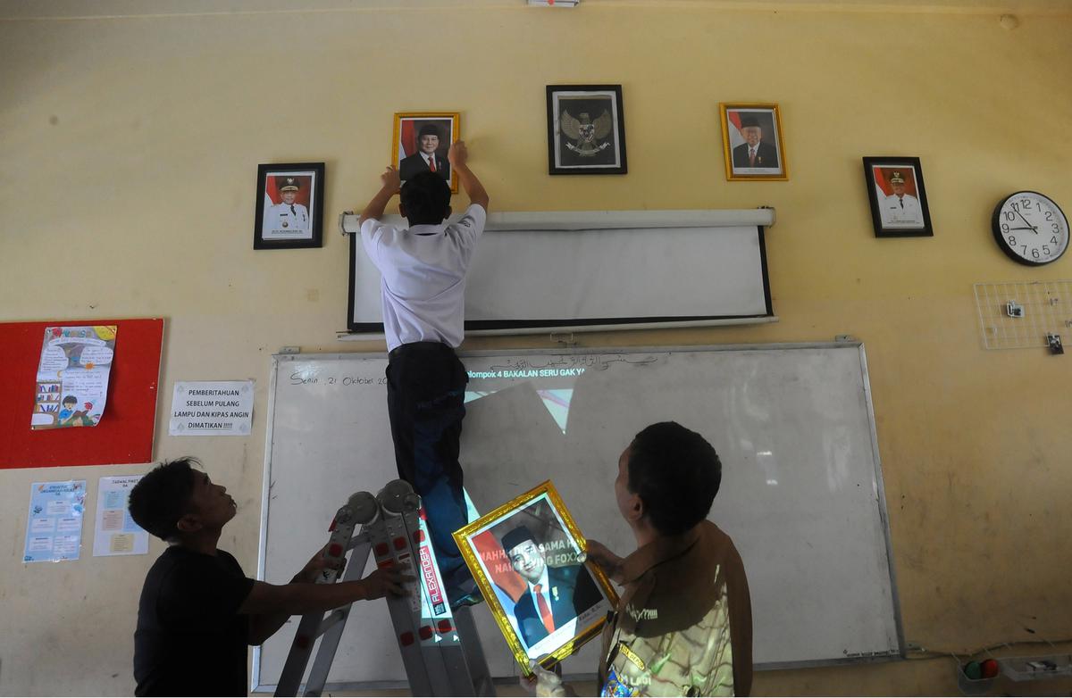 Murid sekolah pasang foto Presiden Prabowo di ruang kelas