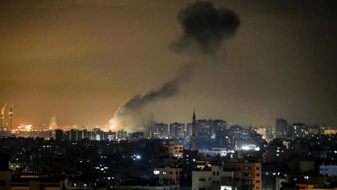 Asap tebal terlihat membubung setelah serangan udara Israel di Kota Gaza 15/1/2020). Israel dilaporkan menargetkan beberapa situs militer Hamas di Jalur Gaza utara setelah mengklaim bahwa gerilyawan Palestina telah menembakkan empat roket ke Israel selatan. (AFP/Mahmud Hams)