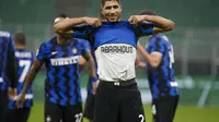 Pemain Inter Milan Achraf Hakimi merayakan golnya ke gawang Bologna pada pekan ke-10 Liga Italia di Stadion Giuseppe Meazza, Minggu (6/12/2020) dini hari WIB.(AP Photo/Antonio Calanni)