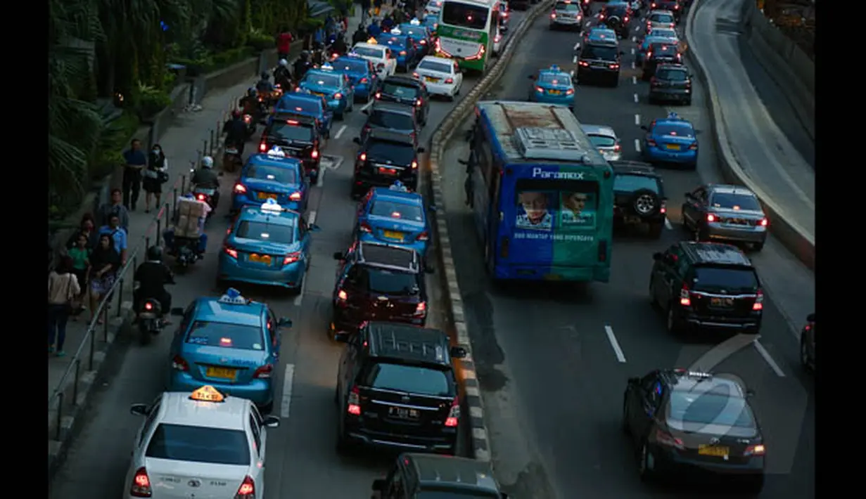 Sejumlah pengendara kendaraan bermotor memasuki jalur bus TransJakarta di tengah kemacetan lalu lintas yang terjadi di kawasan Jalan Sudirman, Jakarta, Senin (26/1/2015). (Liputan6.com/Faizal Fanani)