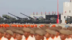 Sejumlah tank ditunjukkan saat gladi resik HUT TNI ke-72 di Cilegon, Banten, Selasa (3/10). Gladi resik tersebut untuk memperingati HUT TNI ke-72 yang dilaksanakan tanggal 5 Oktober. (Liputan6.com/Angga Yuniar)
