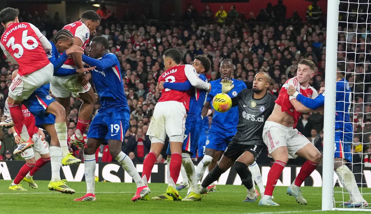 Dua gol Arsenal dicetak oleh William Saliba (21') dan Jurrien Timber (66'). Sementara satu gol Chelsea dilesatkan didapatkan dari gol bunuh diri Piero Hincapei pada menit ke-45+2. (AP Photo/Alastair Grant)