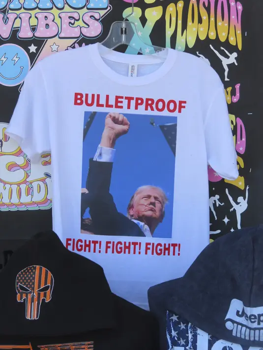 <p>Kaos Trump diimbuhi berbagai slogan menarik seperti "Bulletproof, Shoot Me Twice I'll Still Stand, Fight Fight Fight dan Never Surrender." (AP Photo/Wayne Parry)</p>