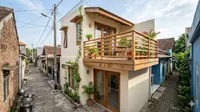 8 Contoh Rumah 2 Lantai Ada Balkon di Gang Kecil, Hunian Modern di Lahan Terbatas