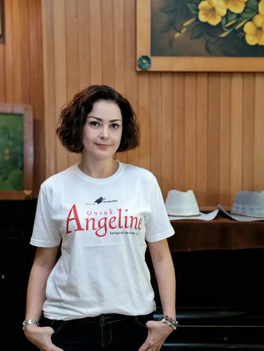 Roweina Umboh saat hadir dalam launching trailer dan poster film Untuk Angeline di kawasan Pondok Indah, Jakarta Selatan, Rabu (1/6/2016) mengaku sempat ragu mendapat tawaran menjadi ibu tiri dalam film terbarunya.  (Adrian Putra/Bintang.com)