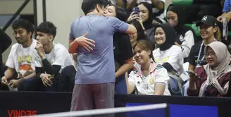 Ariel Noah memperlihatkan momen manis bersama putrinya, Alleia Anata Irham. Momen tersebut diperlihatkan usai kalah melawan Desta dalam final tenis meja alias ping pong. Berikut beberapa potretnya. [Foto; KapanLagi.com®/Bayu Herdianto]