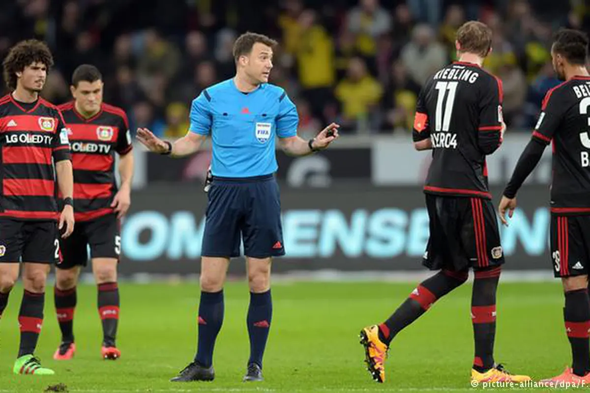 Wasit Bundesliga Ngambek usai Protes Berlebihan Pemain Ini
